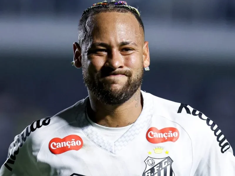 Carlo Ancelotti observa atentamente enquanto Neymar responde a preocupações com lesões em meio à batalha pela vaga na Copa do Mundo da FIFA de 2026 com o Brasil