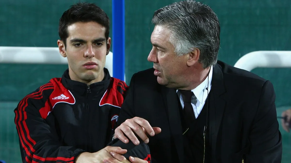 Kaká (L) fala com Carlo Ancelotti (R), técnico do AC Milan.