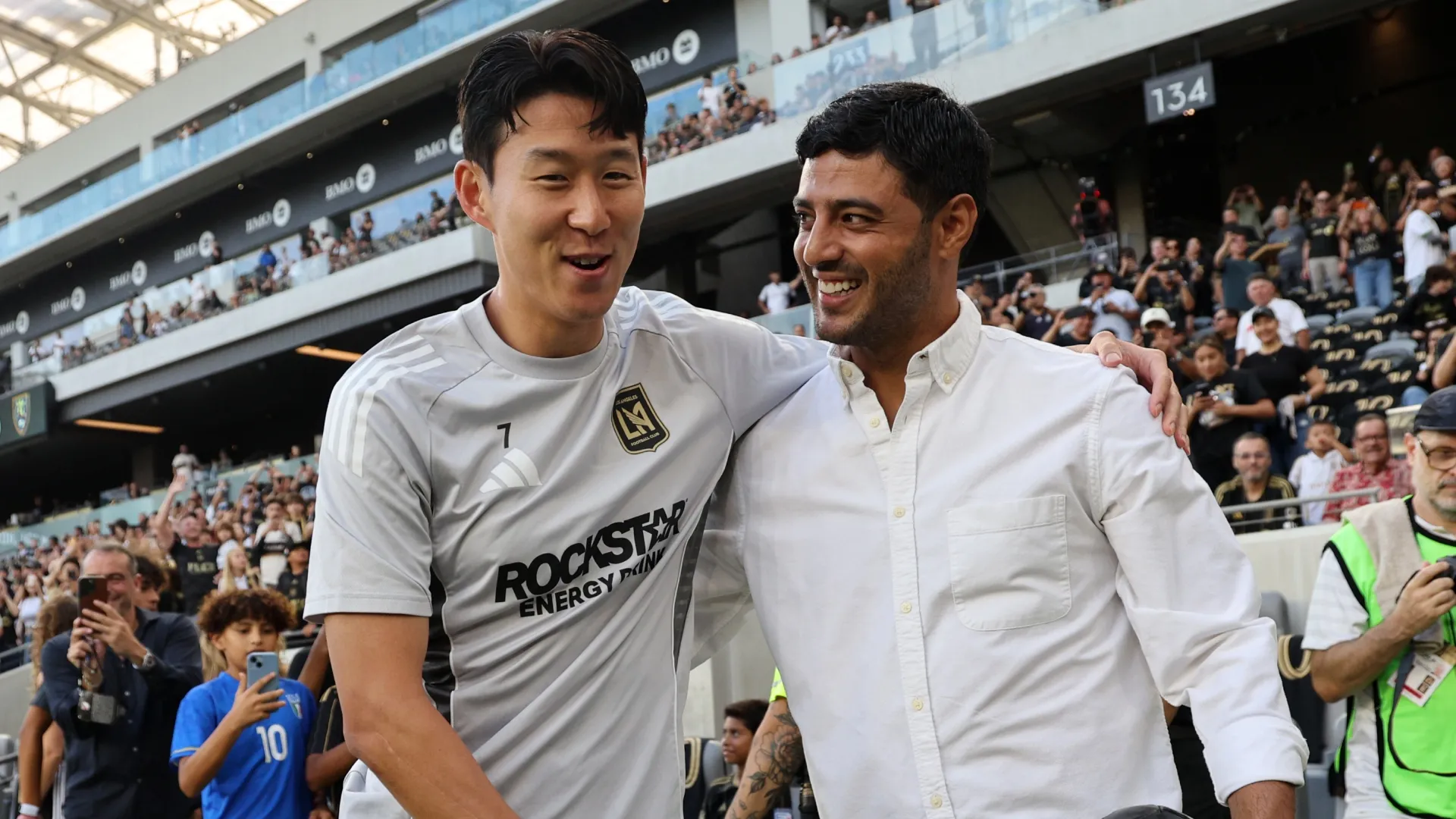 Son Heung-Min nº 7 do Los Angeles FC cumprimenta o ex-jogador do Los Angeles FC Carlos Vela.