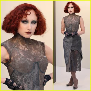 Chappell Roan Sports Faux Bob Hairstyle para desfile de moda do Acne Studios em Paris