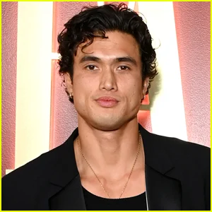 Charles Melton dá as boas-vindas ao primeiro filho com Camille Summers-Valli!