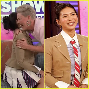 Chloe Kim mistura músicas de Pink e Kelly Clarkson durante a aparição no 'The Kelly Clarkson Show' (vídeo)