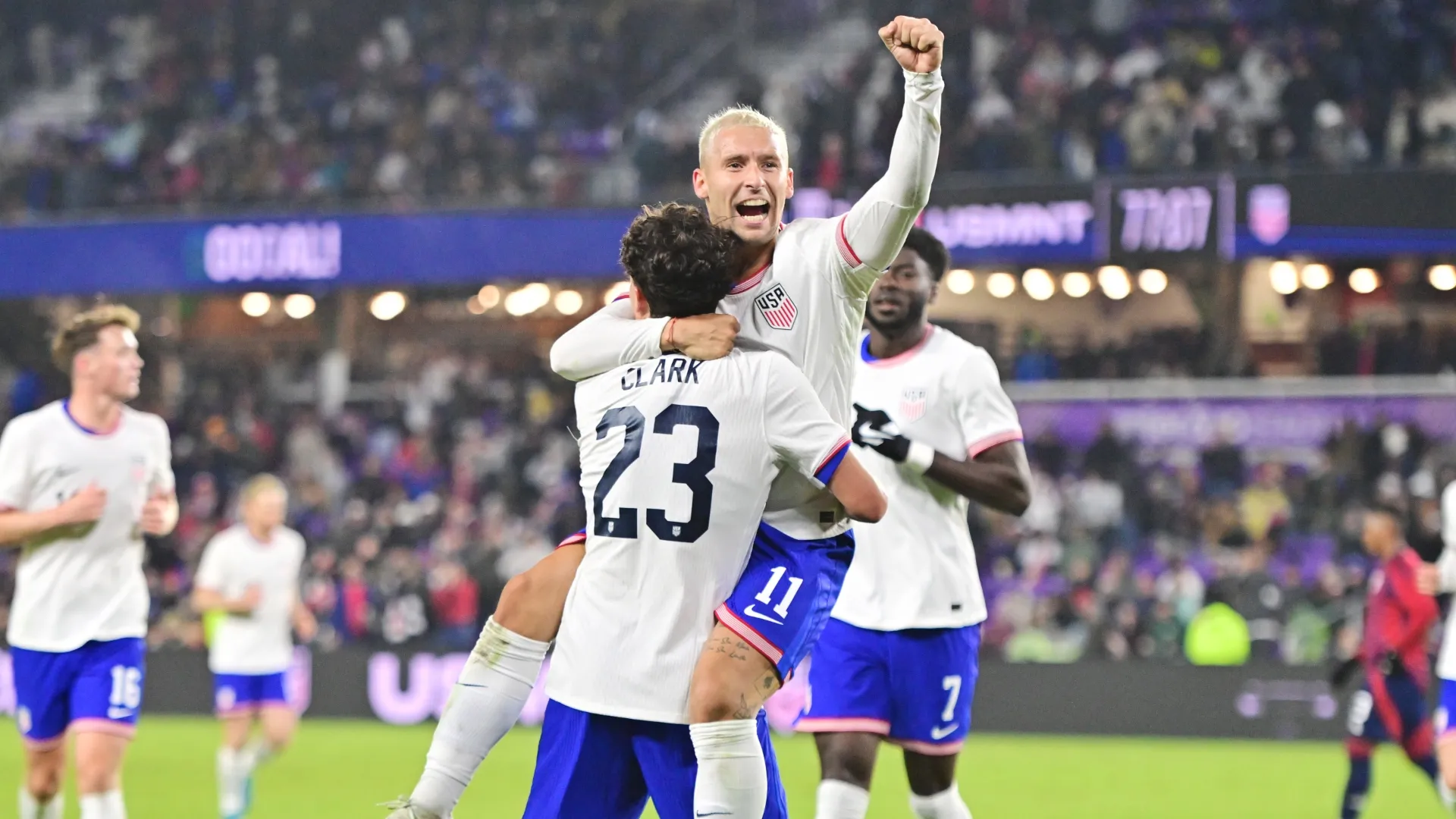 Caden Clark nº 23 dos Estados Unidos comemora com Matko Miljevic nº 11 após marcar.