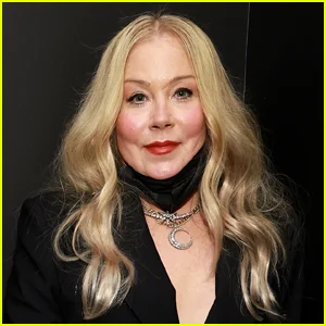 Christina Applegate diz que mentiu sobre o câncer de mama ser uma bênção após mastectomia dupla