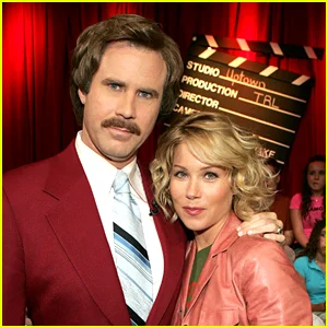 Christina Applegate diz que sua oferta salarial inicial de 'âncora' foi 'ofensiva' e explica como Ferrell acertou