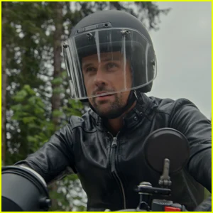 Cliffhanger da 7ª temporada de 'Virgin River' recebe atualização esperançosa enquanto Benjamin Hollingsworth fala sobre o final de Dan Brady