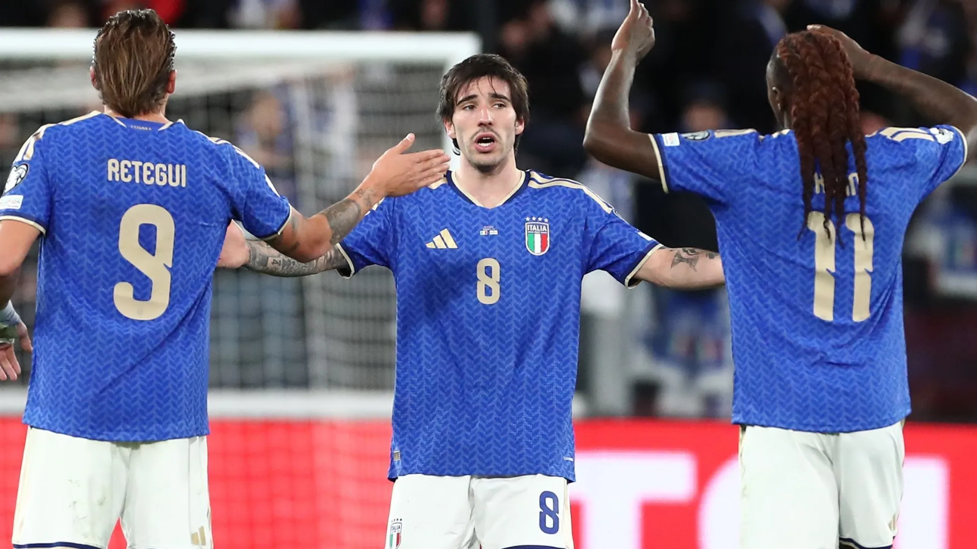 A Itália é estrelada por Sandro Tonali (C), Mateo Retegui (L) e Moise Kean (R), 