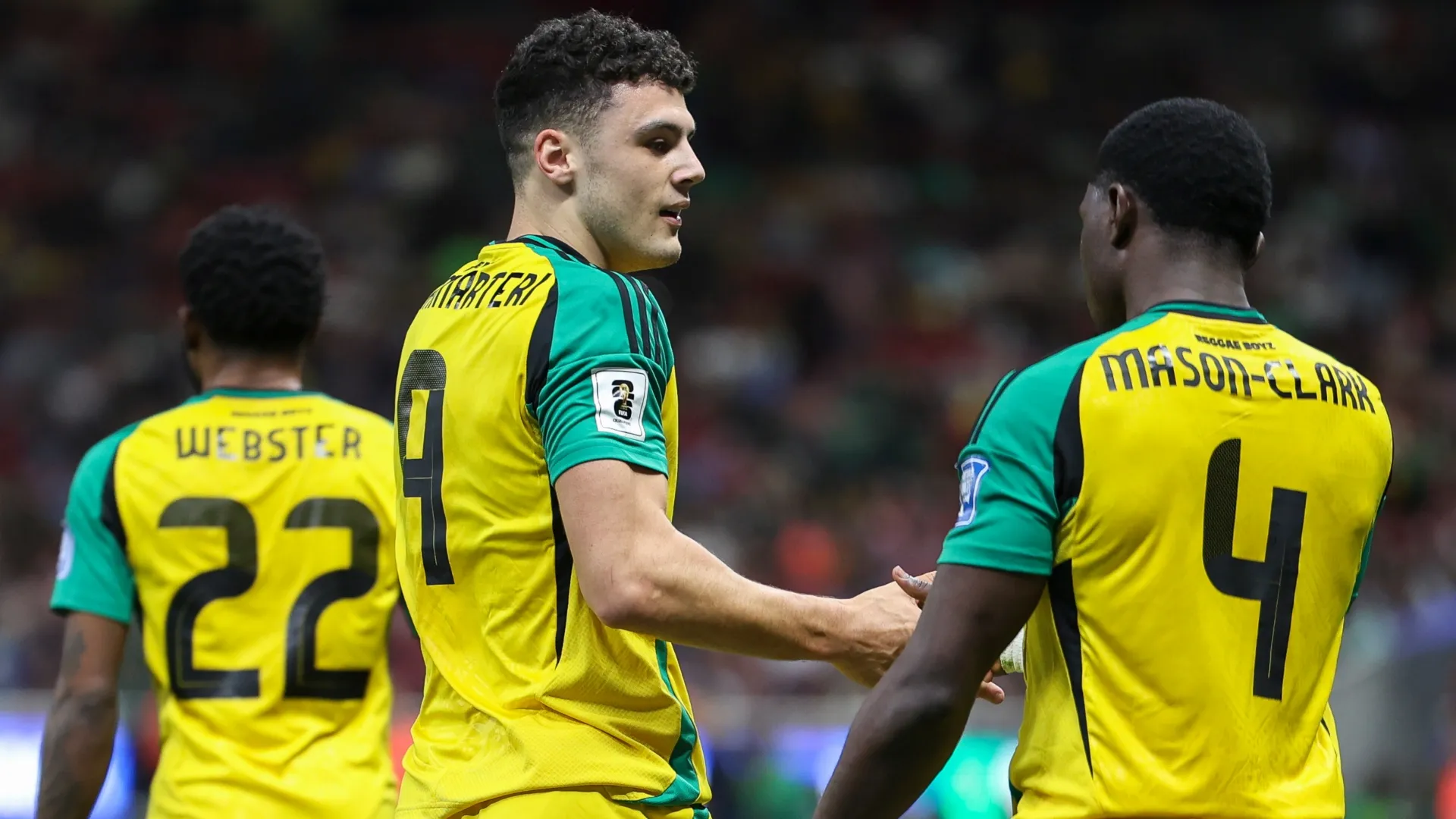 Bailey Cadamarteri, da Jamaica, comemora o primeiro gol do time com Ephron Mason-Clark.