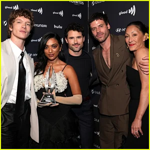 Connor Storrie, François Arnaud e estrelas de 'Heated Rivalry' se reúnem no GLAAD Media Awards para receber a melhor nova série de TV