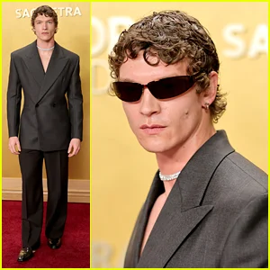 Connor Storrie, do Heated Rivalry, se veste no tapete vermelho do Actor Awards 2026, horas depois de sua estreia no 'SNL'