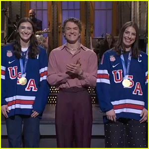 Connor Storrie faz referência a 'rivalidade acalorada' no monólogo 'SNL', jogadoras de hóquei femininas dos EUA juntam-se e zombam do convite de Trump na Casa Branca - assista agora!