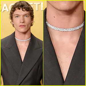 Connor Storrie usou um colar que vale mais de US$ 500 mil para o Actor Awards