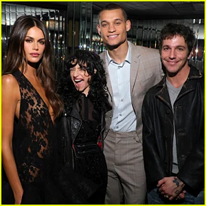 Dê uma olhada na festa Vanity Fair da Vanity Fair, co-organizada por jovens estrelas de Hollywood como Kaia Gerber, Tyriq Withers e mais!