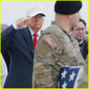 Donald Trump usa boné de beisebol durante a transferência digna de 6 soldados caídos, a Fox News pede desculpas por mostrar imagens incorretas