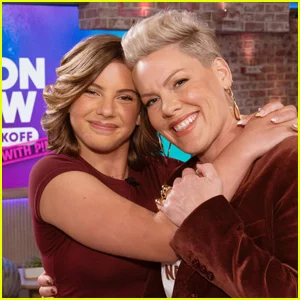 Duetos rosa com a filha Willow, de 14 anos, no 'The Kelly Clarkson Show'!