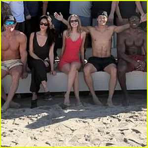 Elenco de reinicialização de 'Baywatch' chega à praia para foto de grupo antes do início das filmagens na segunda-feira