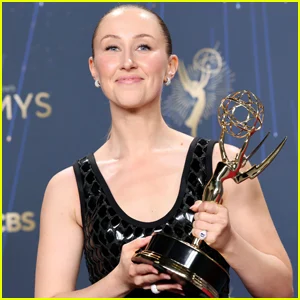 Erin Doherty, da adolescência, em negociações para o novo filme de Nancy Meyers, substituindo Emma Mackey