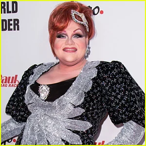 Estrela da 1ª temporada de 'RuPaul's Drag Race', PorkChop hospitalizado e preso à cama depois de comer hambúrguer