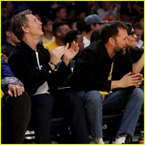Estrelas de 'The Pitt' Noah Wyle e Shawn Hatosy sentam-se na quadra do jogo do Lakers