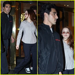 Estrelas de ‘Kissing Booth’ Joey King e Taylor Zakhar Perez se reúnem em Paris em meio à semana da moda