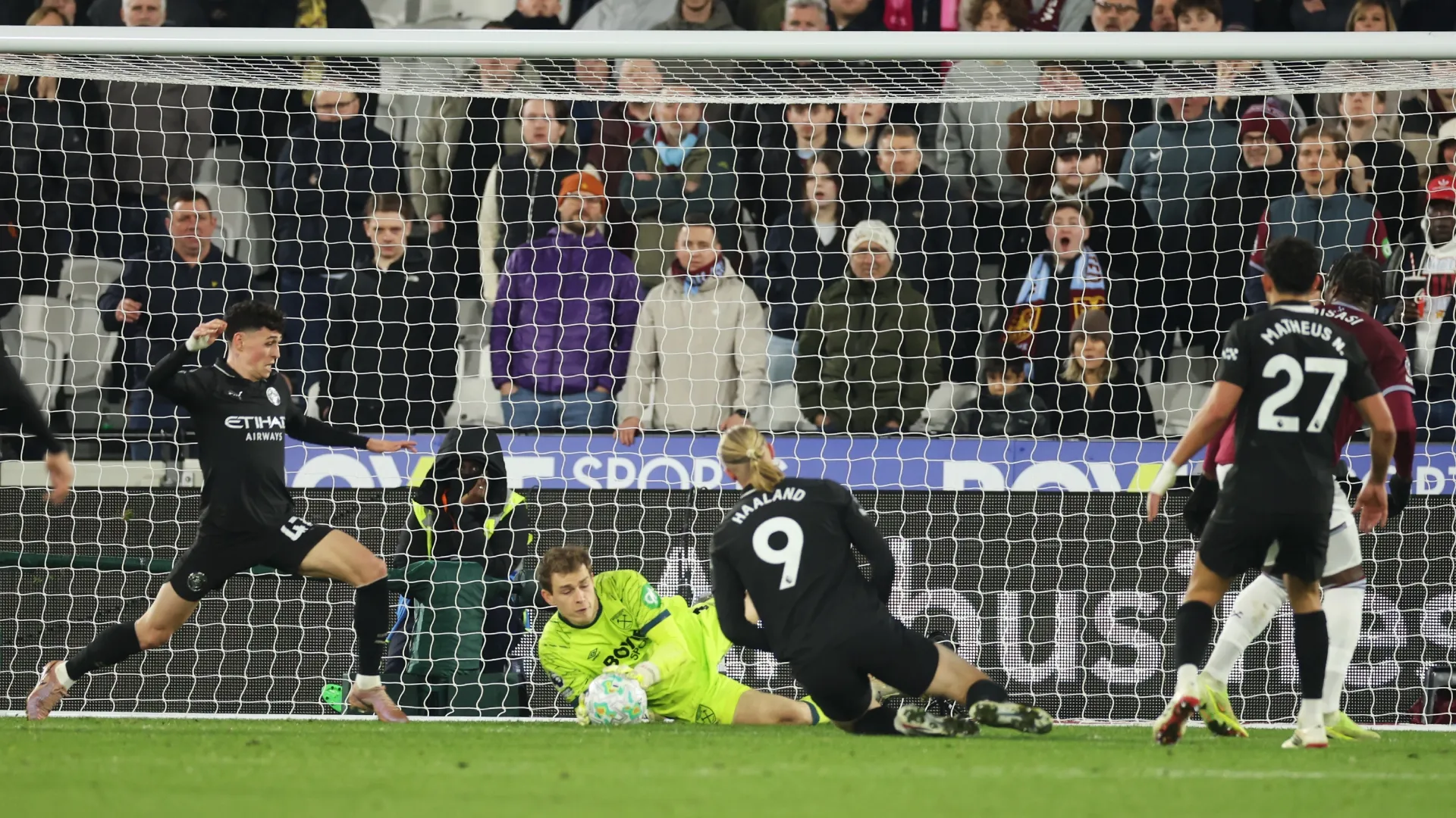 Mads Hermansen, do West Ham United, defende um chute de Erling Haaland, do Manchester City.