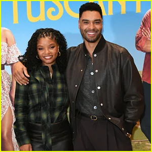 Halle Bailey e Regé-Jean Page sorriem na exibição de 'You, Me & Tuscany' em Los Angeles