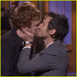 Harry Styles aborda alegações de queerbaiting no monólogo do 'Saturday Night Live', Kisses Ben Marshall