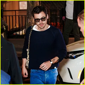 Harry Styles é visto chegando para o jantar semanal do elenco do SNL