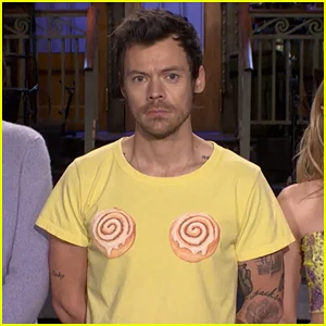 Harry Styles usa camiseta de canela em rolo para vídeo promocional de ‘SNL’ – assista agora!