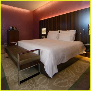 Homem se preocupa em fazer sua noiva se sentir 'tão sufocada' depois que briga por travesseiros expõe um problema de relacionamento muito maior