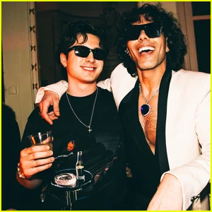 Hudson Williams dança para Lady Gaga na festa Inferno Paris Fashion Week 2026