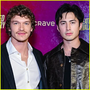 Hudson Williams faz uma aparição surpresa durante o show de apresentação do 'SNL' de Connor Storrie e participa do esboço de patinação no gelo (vídeo)