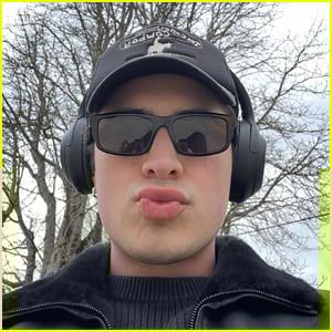 Hudson Williams termina as filmagens do novo programa de TV ‘Yaga’, compartilha fotos e vídeos do set