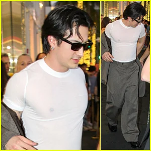 Hudson Williams usa top transparente ao sair da festa pré-Oscar de Giorgio Armani