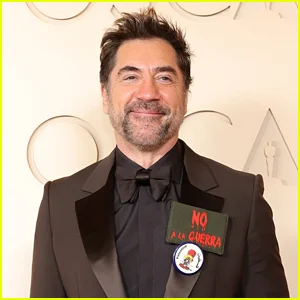 Javier Bardem usa distintivo gratuito da Palestina no Oscar 2026 e diz ‘Não à guerra’ enquanto se apresenta no palco