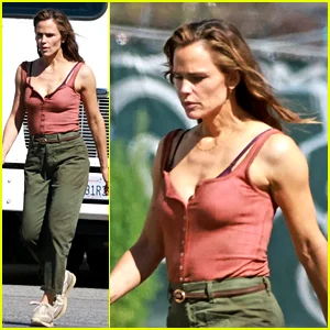 Jennifer Garner parece pronta para a ação durante as filmagens do filme ‘One Attempt Remaining’ em Los Angeles