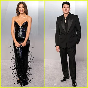 Jessica Alba e Danny Ramirez posam separadamente na festa do Oscar da Vanity Fair 2026