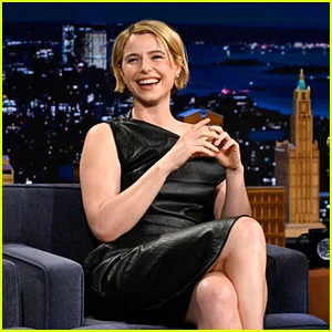 Jessie Buckley esclarece seus comentários sobre gatos e afirma que é realmente uma ‘amante de gatos’