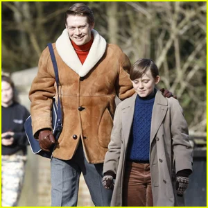Joe Alwyn e o jovem co-estrela Rafael Mathé cenas do filme 'Seance on a Wet Afternoon' em Londres