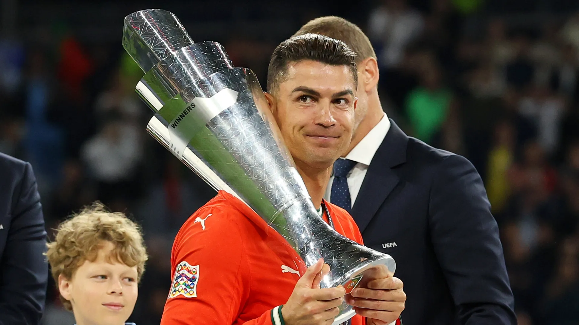 Cristiano Ronaldo, de Portugal, levanta o troféu da UEFA Nations League.