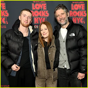 Julianne Moore caminha no tapete vermelho com o marido e o filho no show beneficente Love Rocks