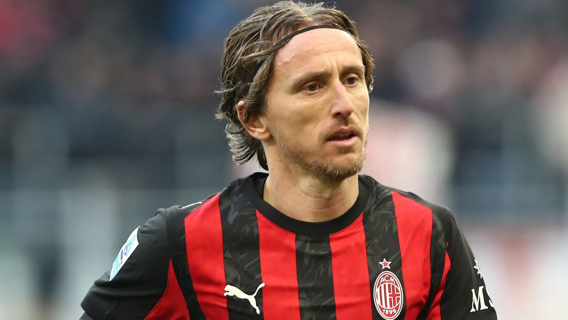 Luka Modric, estrela do AC Milan, olhando