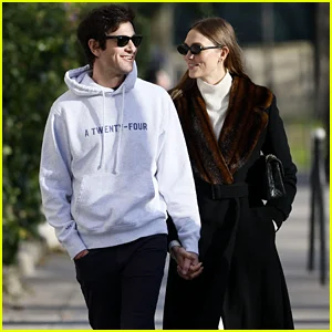Karlie Kloss e seu marido Joshua Kushner de mãos dadas durante passeio parisiense