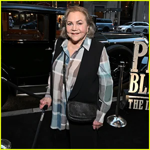 Kathleen Turner diz aos fotógrafos para chamá-la de 'Senhorita Turner' durante uma rara aparição no tapete vermelho