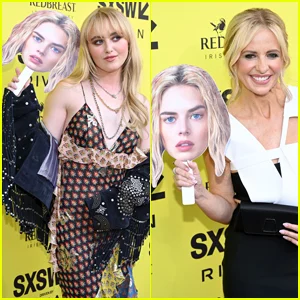 Kathryn Newton, Sarah Michelle Gellar e elenco de 'Ready or Not 2' comparecem à estreia com Samara Weaving Face Cutout!