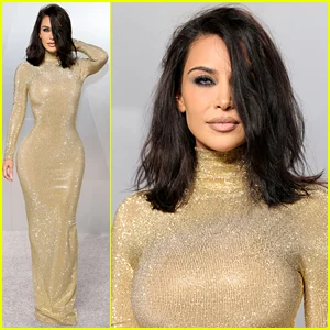 Kim Kardashian combina cabelo despenteado com vestido dourado justo na festa do Oscar da Vanity Fair 2026