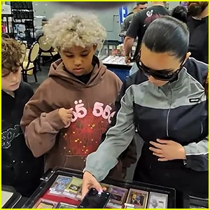 Kim Kardashian compra cartão Pokémon de US$ 1.300 para Son Saint West depois de comprar um cartão de US$ 100.000