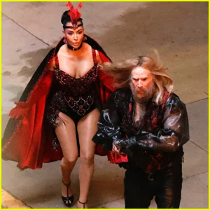 Kim Kardashian e Will Ferrell filmam cena de fuga do filme 'A Quinta Roda' em Los Angeles