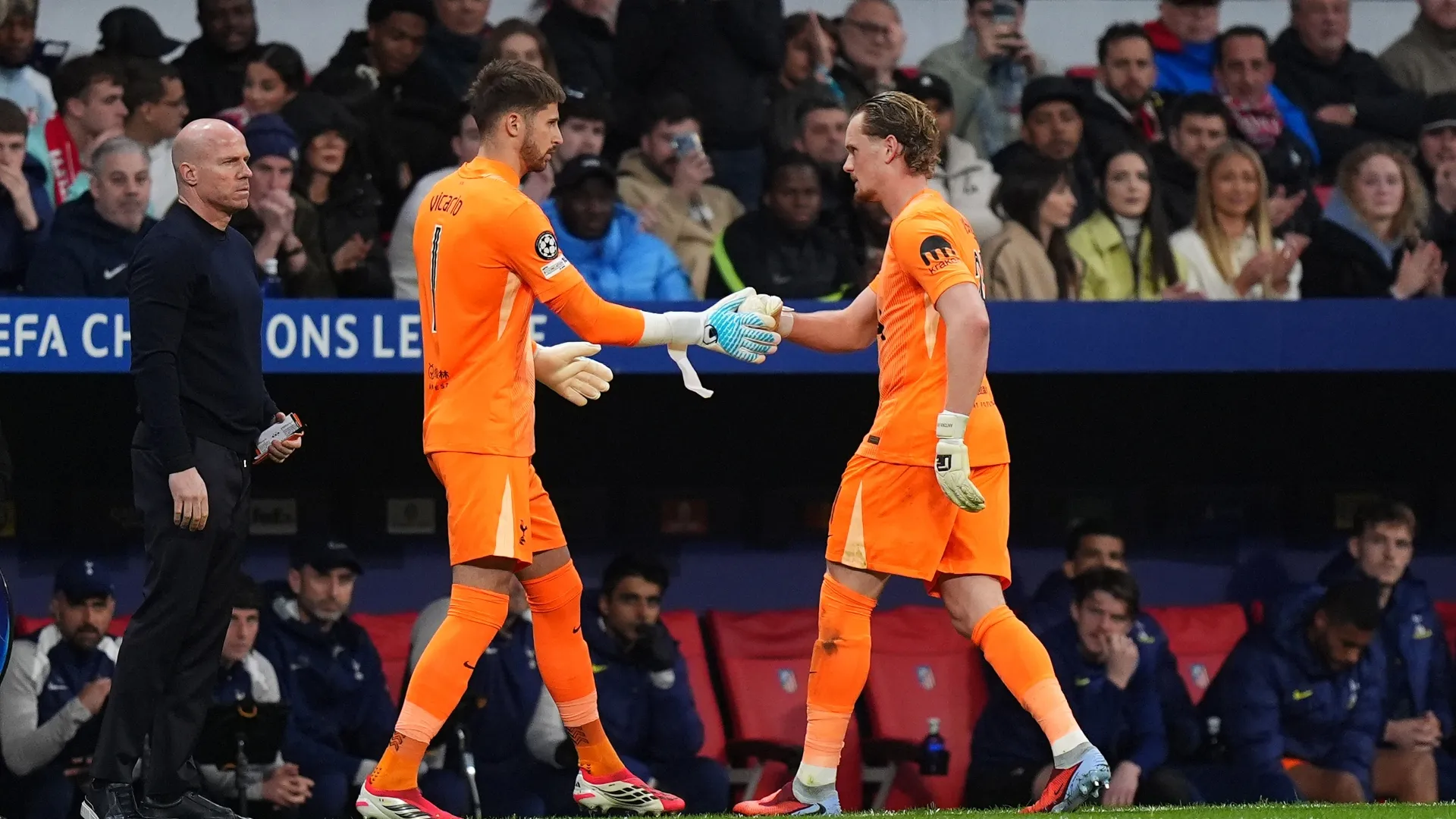 Antonin Kinsky, do Tottenham Hotspur, sai de campo após ser substituído e é substituído por Guglielmo Vicario.
