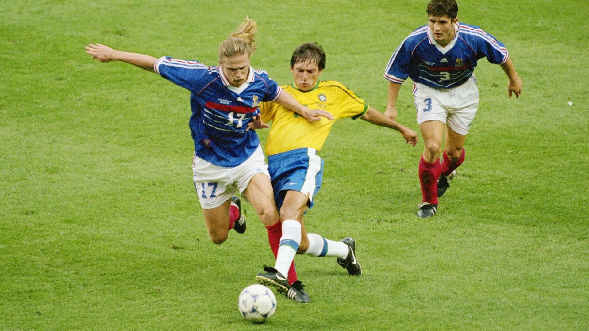 Leonardo do Brasil desafia Emmanuel Petit da França.